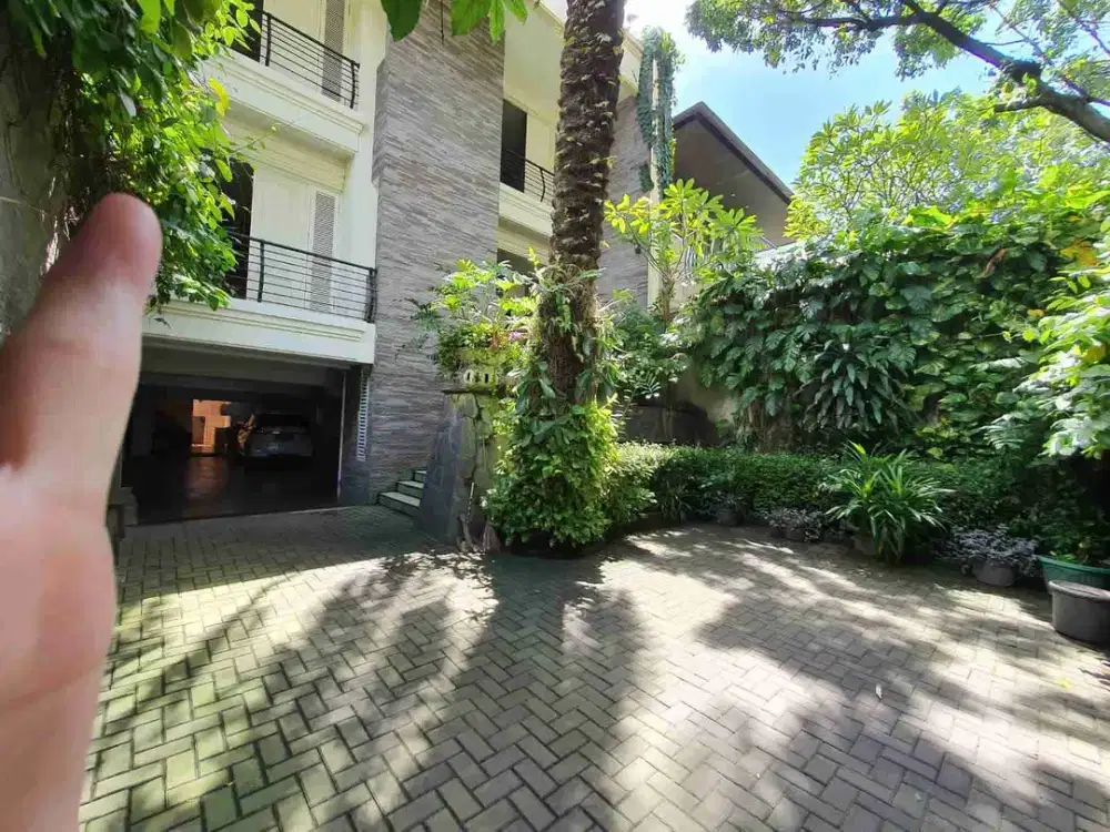 Rumah 3 Lantai di Menteng Jakarta Pusat  – LT 275m², Lokasi Strategis, Harga 28M Nego