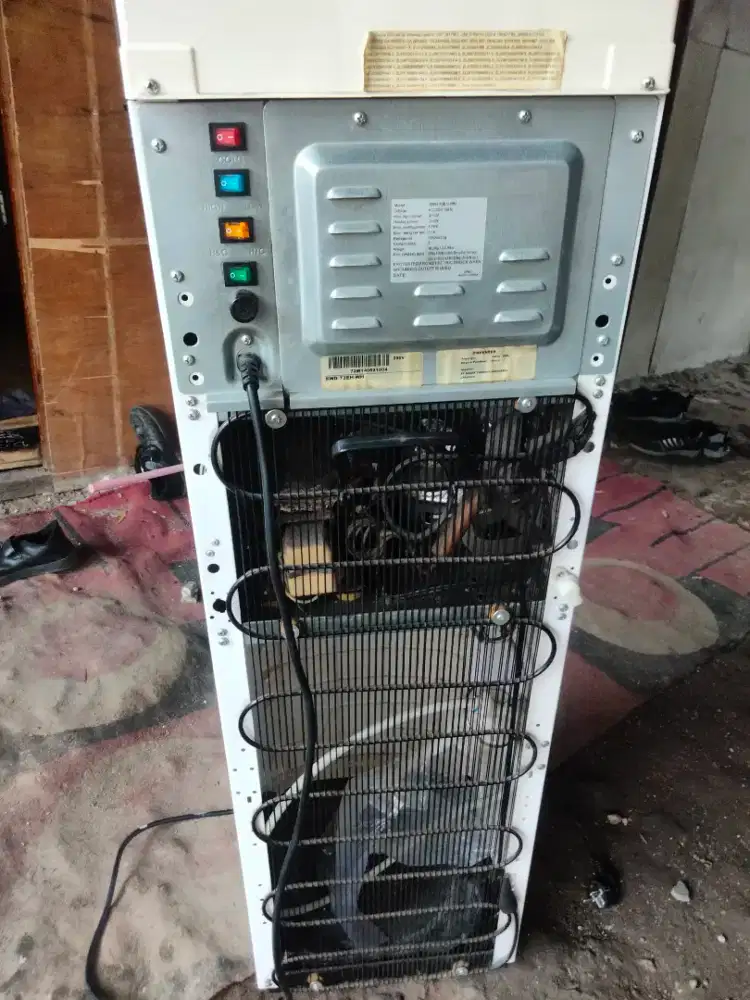 Depenser galon bawah merek sharp