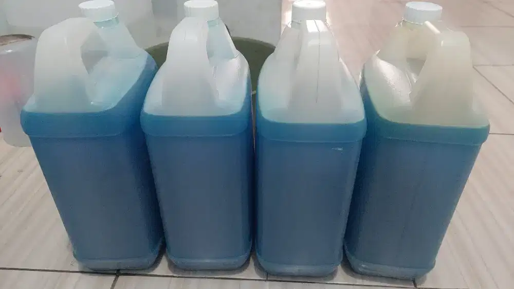 Sales motoris cairan pembersih