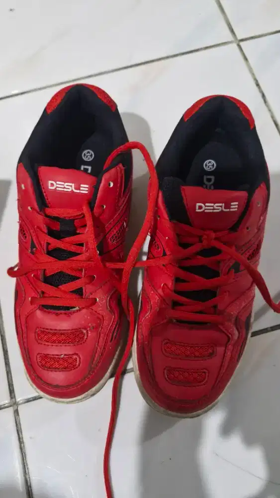 Sepatu anak badminton merah No.35 Merk Desle