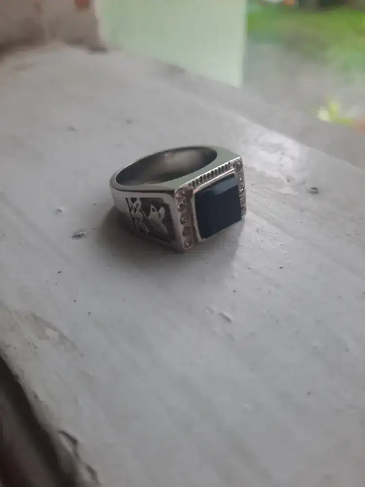 Cincin kristal hitam
