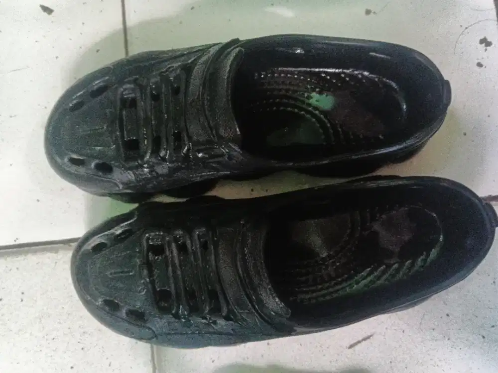 Sepatu karet buat kerja