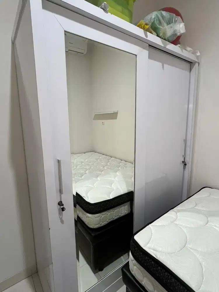 Lemari pakaian dengan cermin KOKOH