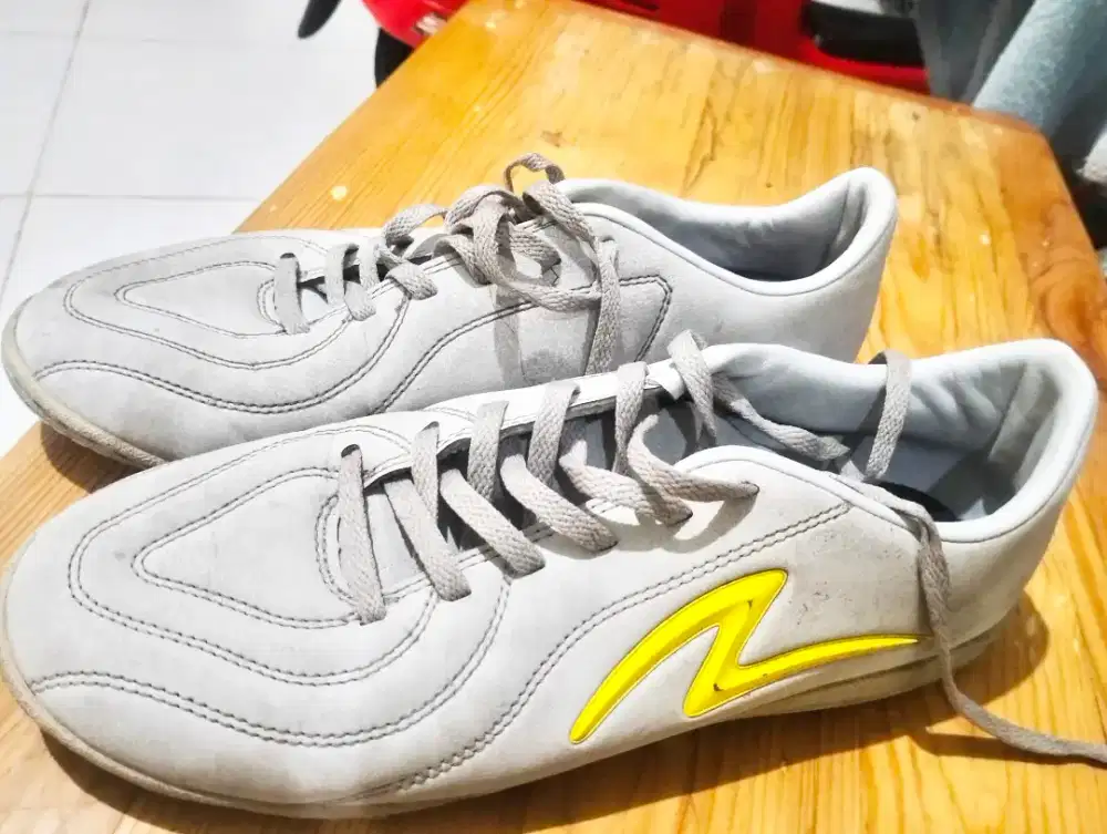 Sepatu futsal Specs size 41