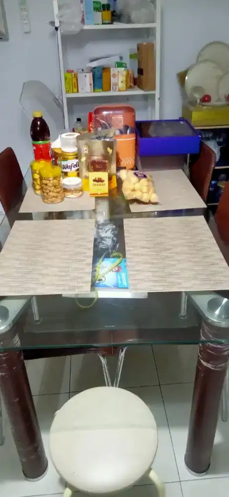 Meja makan kaca bekas