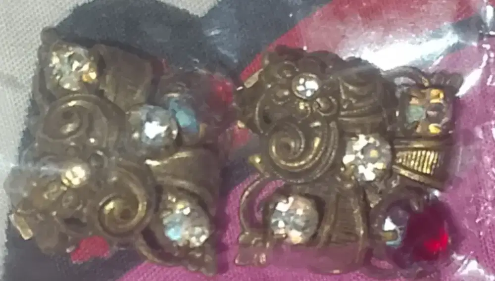 Anting emas bergaya vintage
