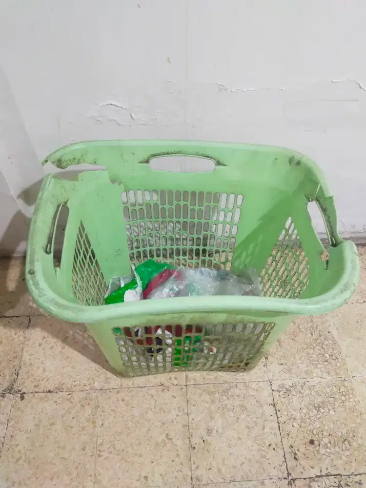 Keranjang pakaian warna hijau