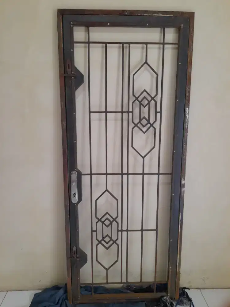 Pintu besi besar,pakaian pribadi