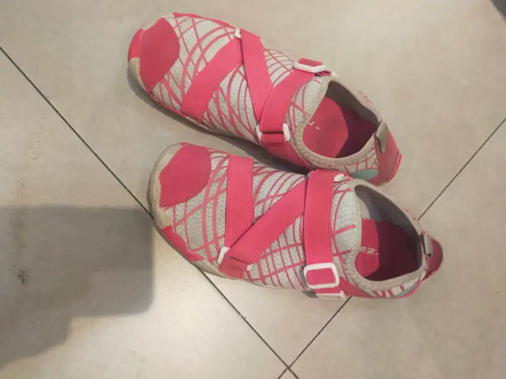 Sepatu keren dua warna ukuran 40