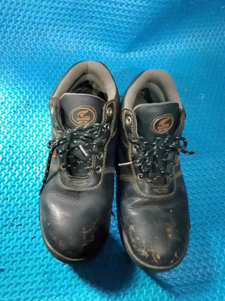 Sepatu safety altera