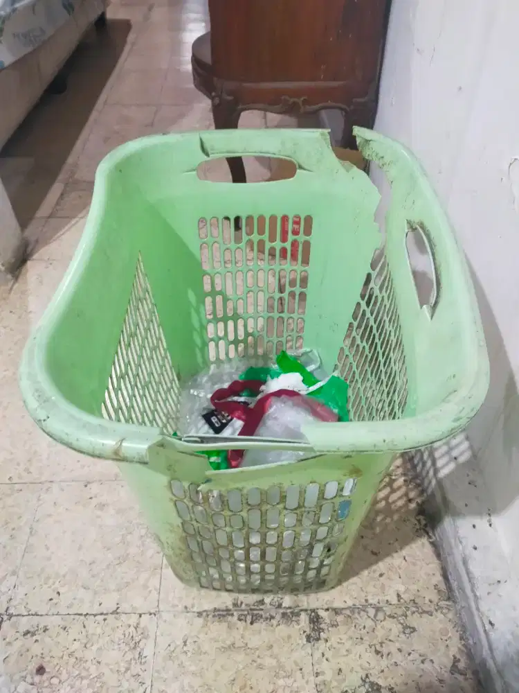 Keranjang pakaian warna hijau