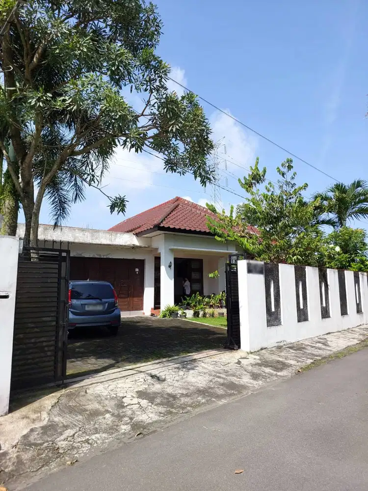 Rumah Sejuk dengan Halaman Luas dekat Jalan Palagan