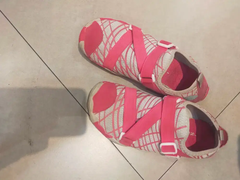 Sepatu trendy dua warna ukuran 40