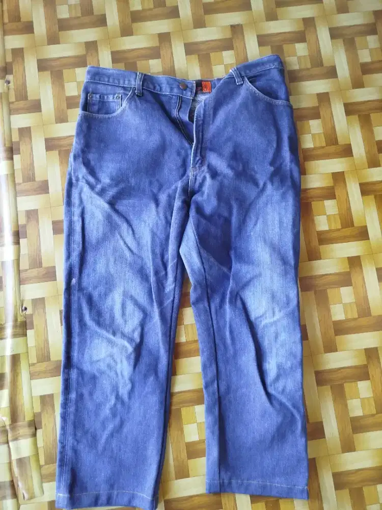 Celana levis merk LEA