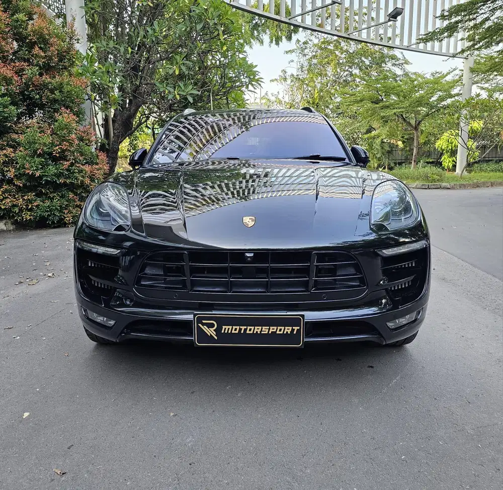 (Full Options) Porsche Macan S 2016 GTS Low KM Record