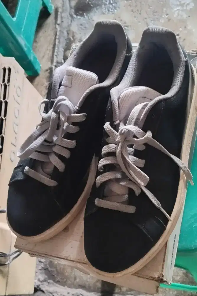 Sepatu adidas sample