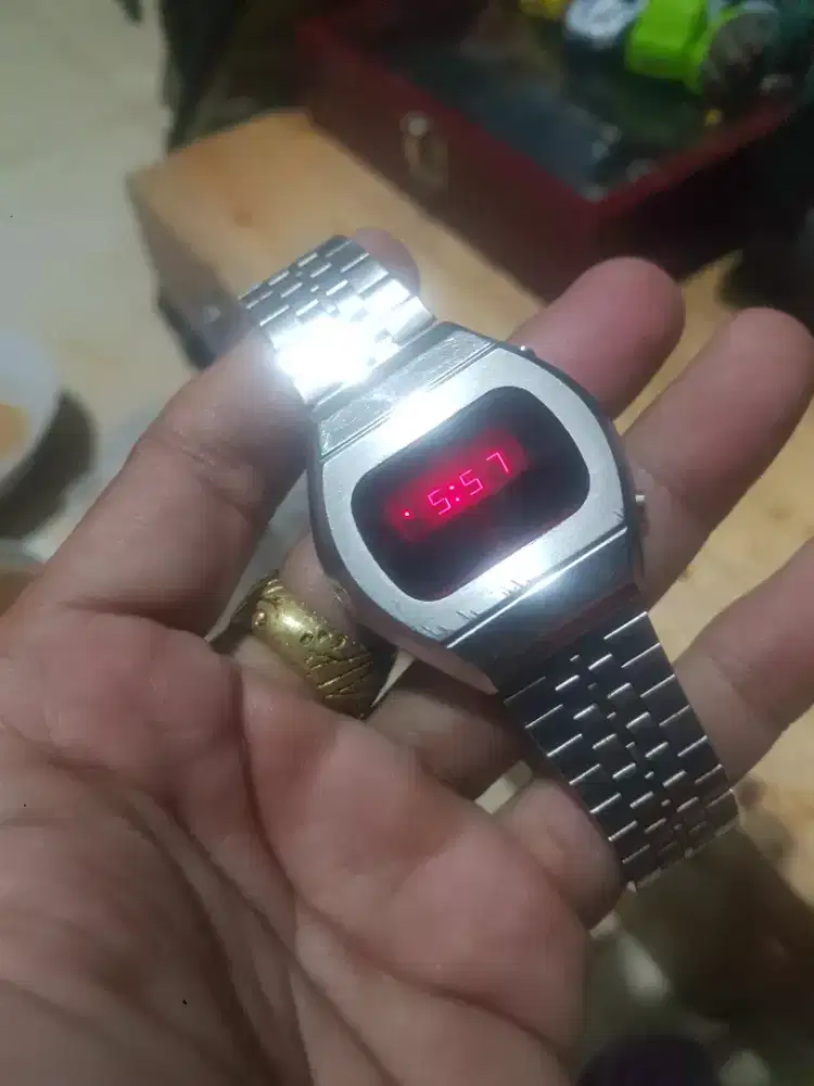 jam vintage besi LED 90 an