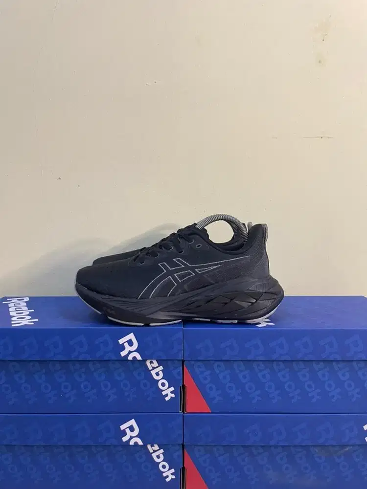 40 - Sepatu Lari Running Jogging Asics Novablast 4 Black Hitam Bekas
