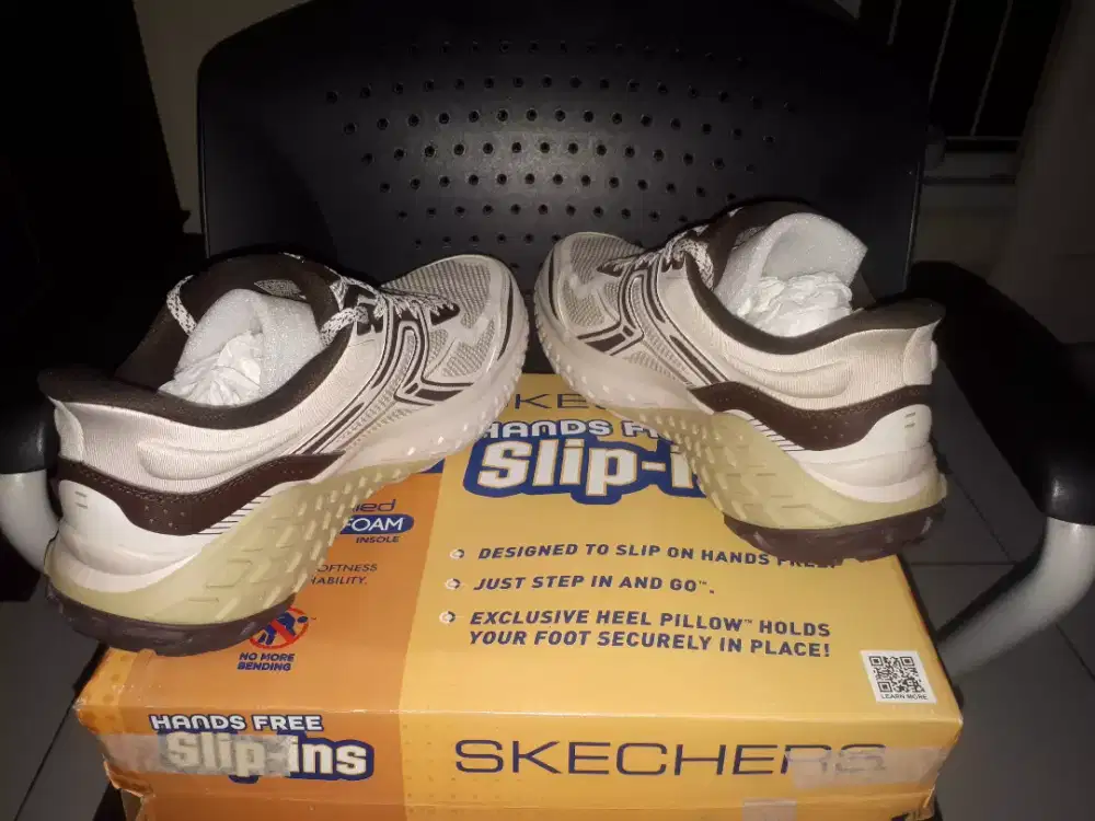 Sepatu SKECHER Slip-ins