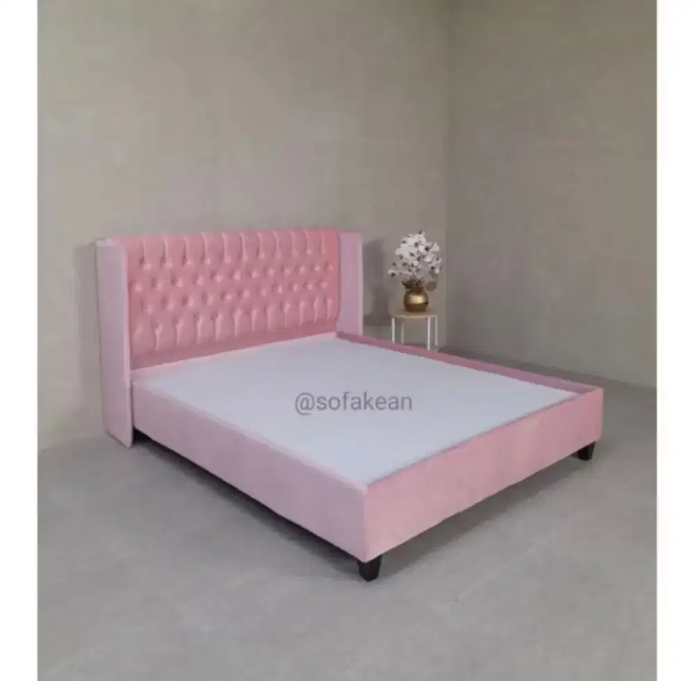 Dipan kasur warna cream