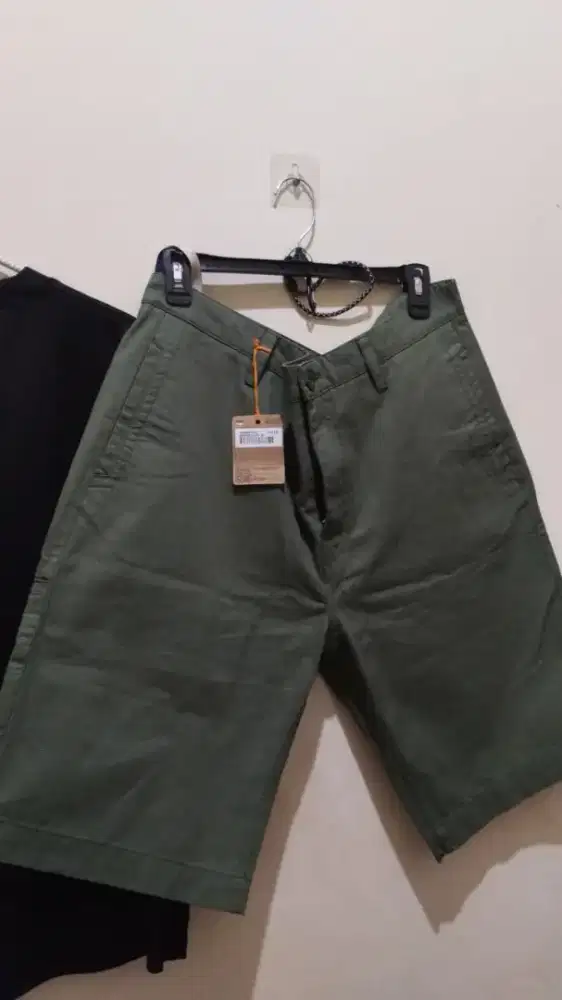 Celana pendek merek eiger, ukuran 36, warna army