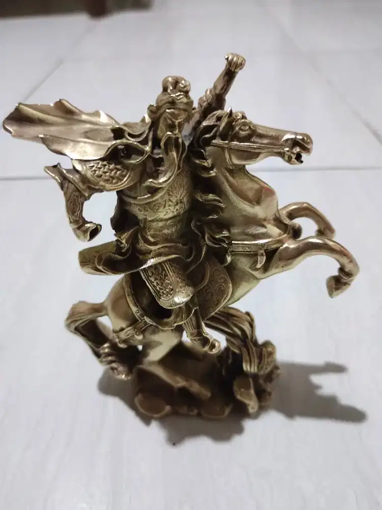 Di Maharkan patung antik kuningan