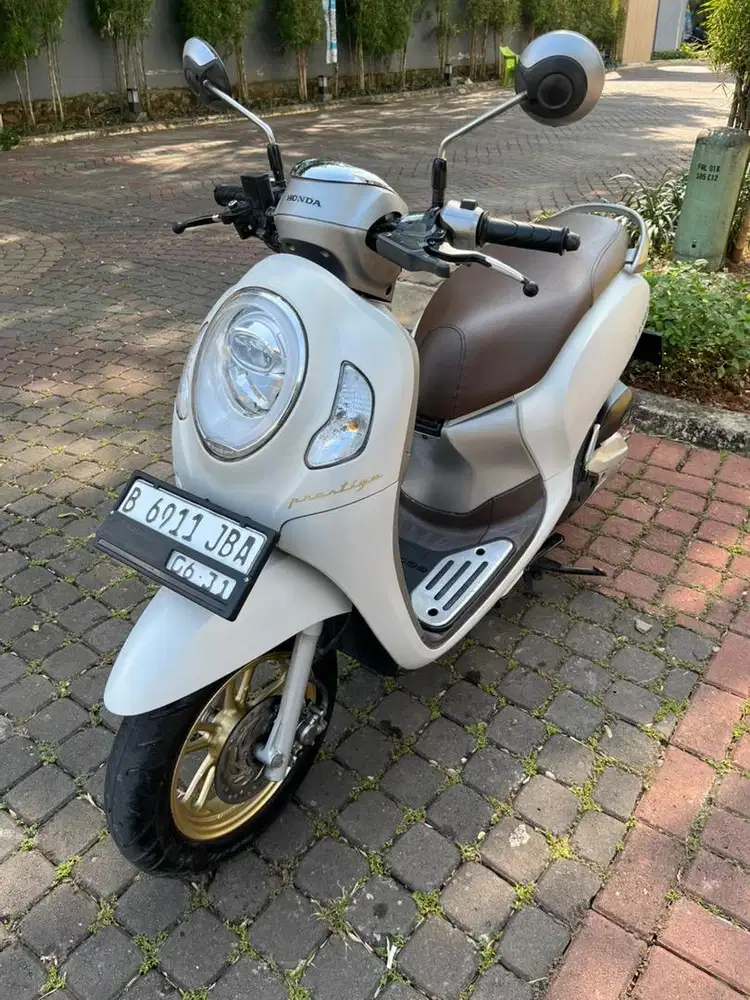 Scoopy Prestige Keyles Putih Doff