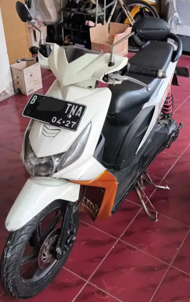 Honda Beat Karbu warna Putih tahun 2012