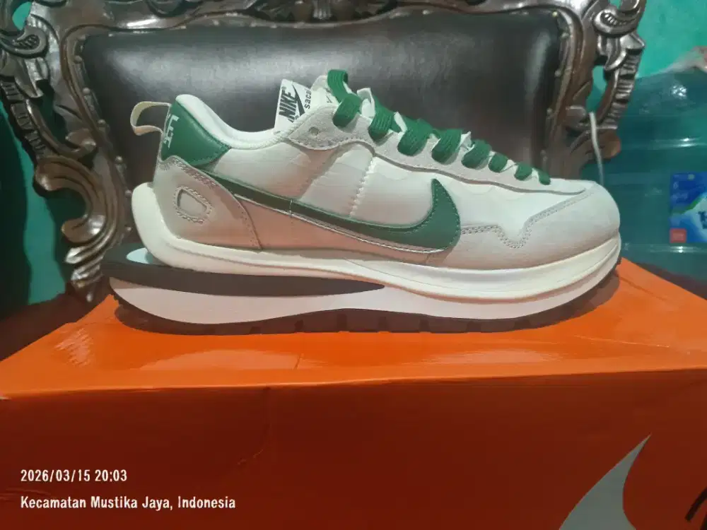 Nike Sacai white green