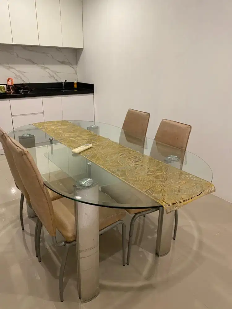 Meja Makan Kaca