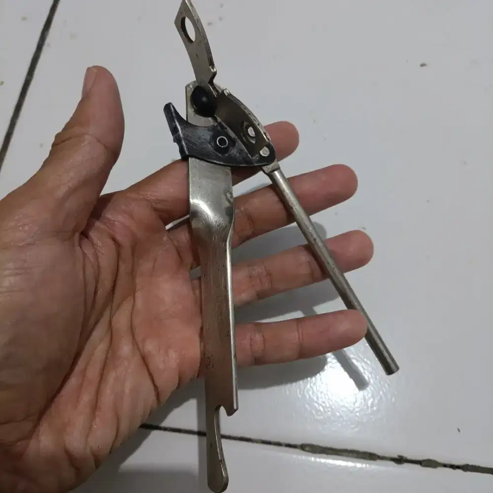 Pembuka kaleng dan botol vintage merk Probus