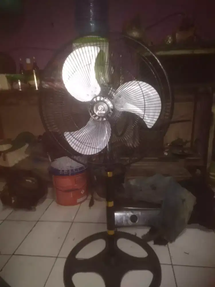 Kipas angin berdiri kokoh,,baling2 besin..anginnya kenceng.