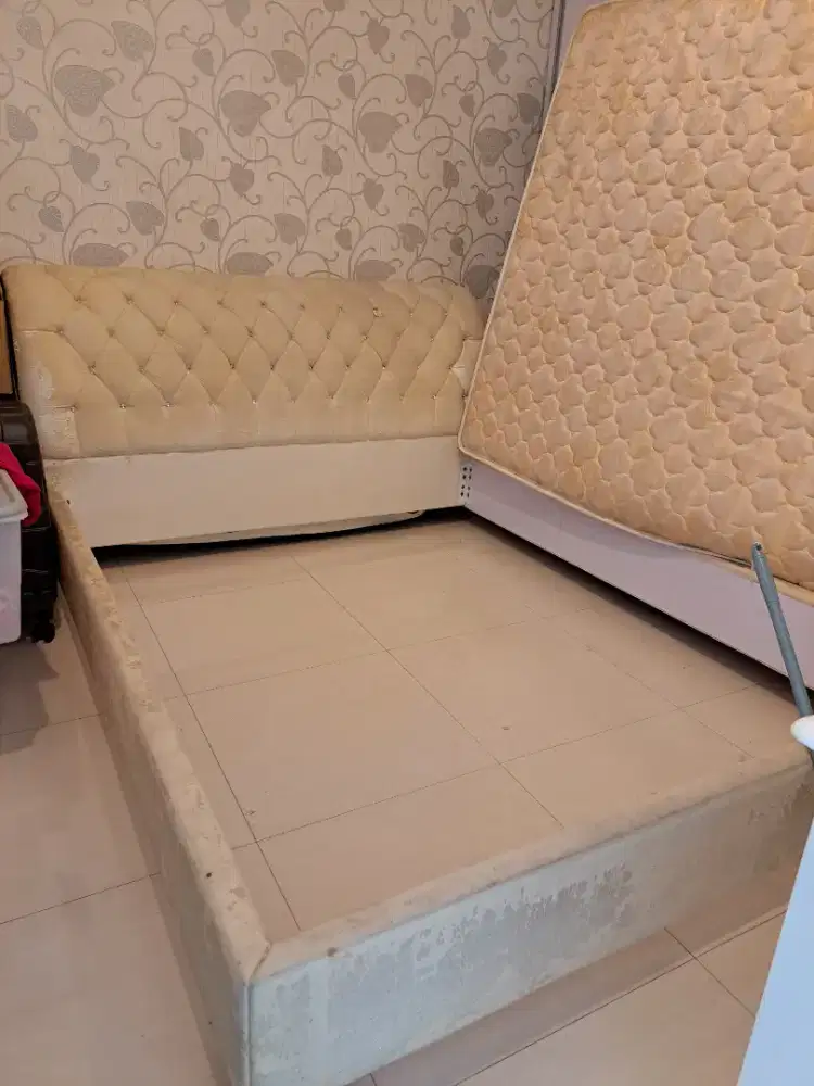 Frame ranjang dan headboard