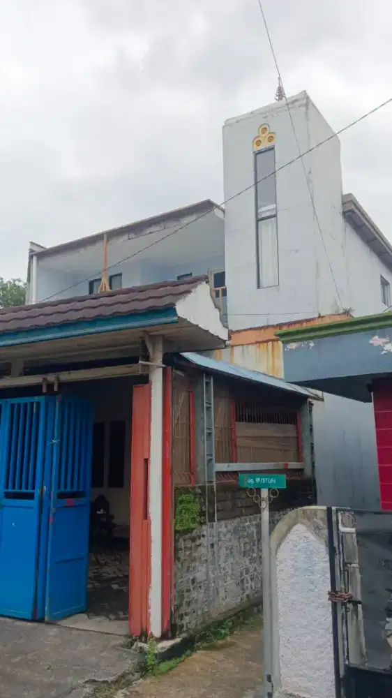 Rumah strategis dan besar