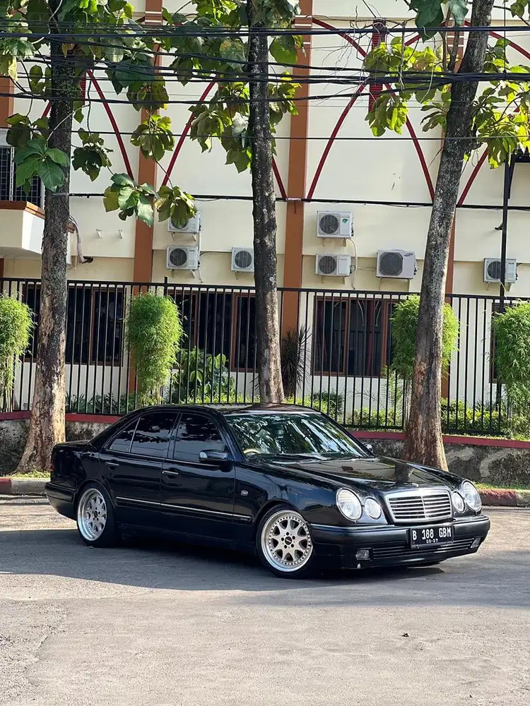 Mercedes Benz Mercy E320 W210 E320 Matic Automatic 1997 Hitam