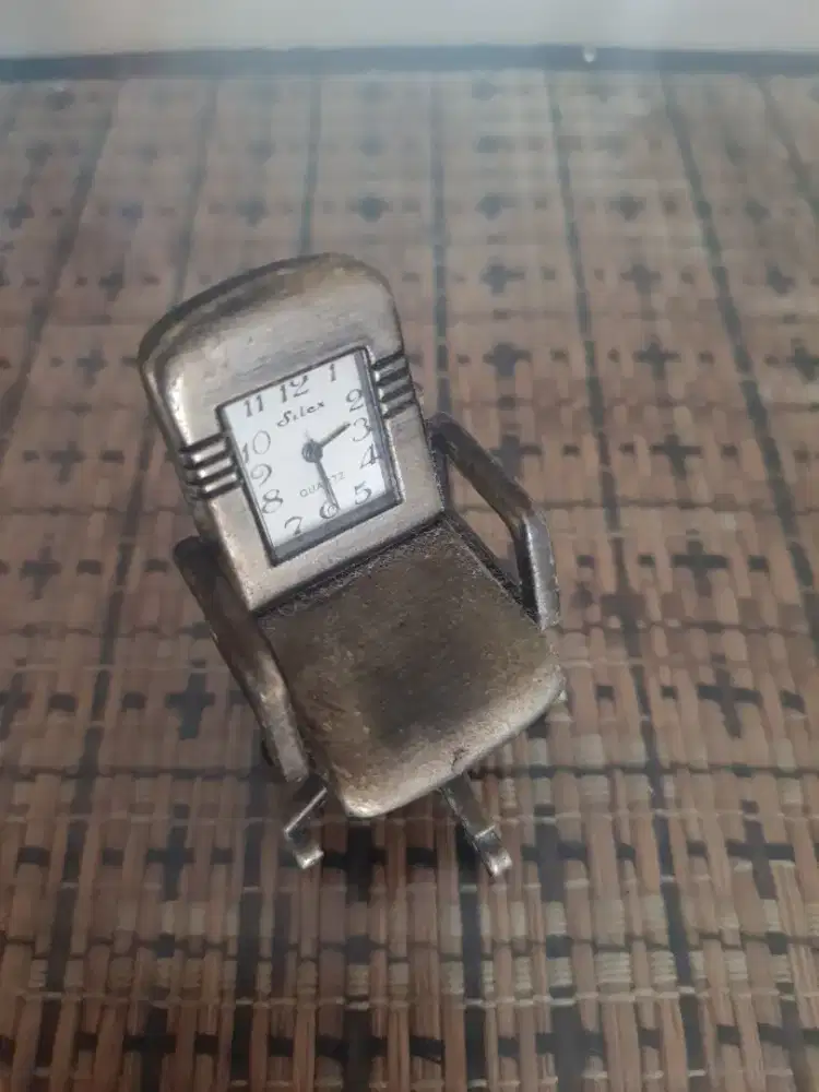 Mini jam kursi pajangan import Hongkong