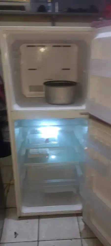 jual kulkas 2 pintu Merc Sharp kembang kondisi normal dan siap pakai