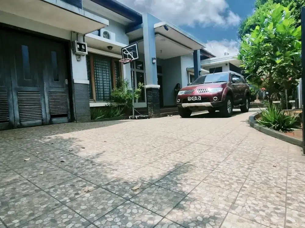 rumah single house private pool dekat pintu tol jatibening