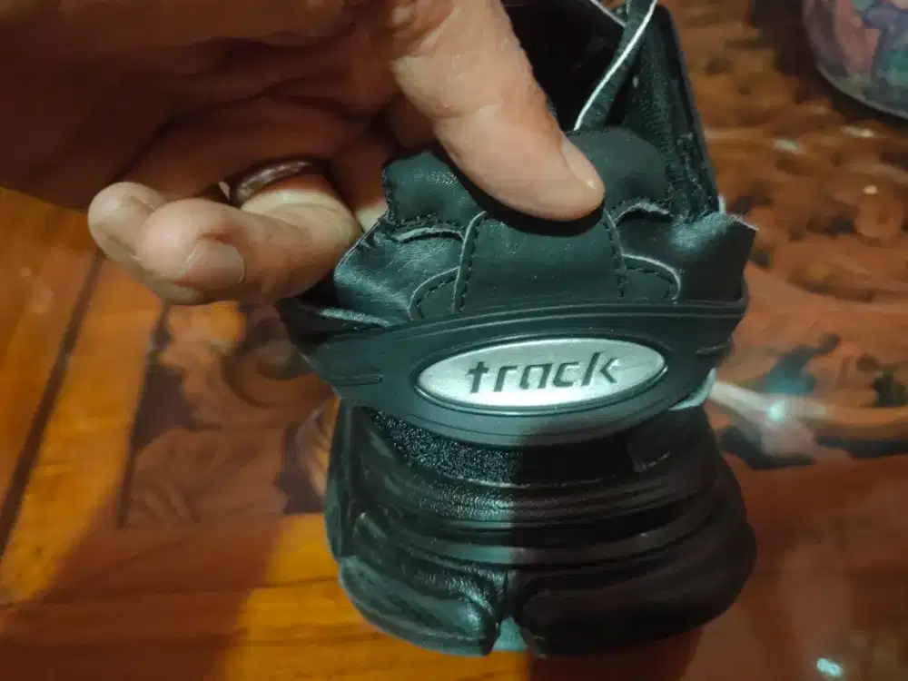 Sepatu baienolaga trnck