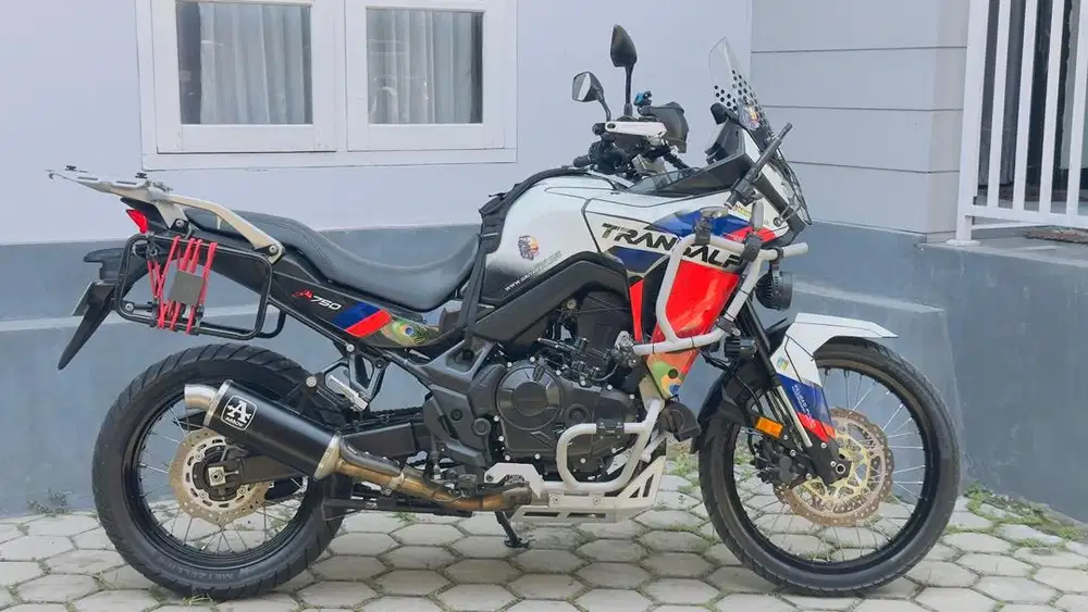 Honda Transalp 750 tangan pertama