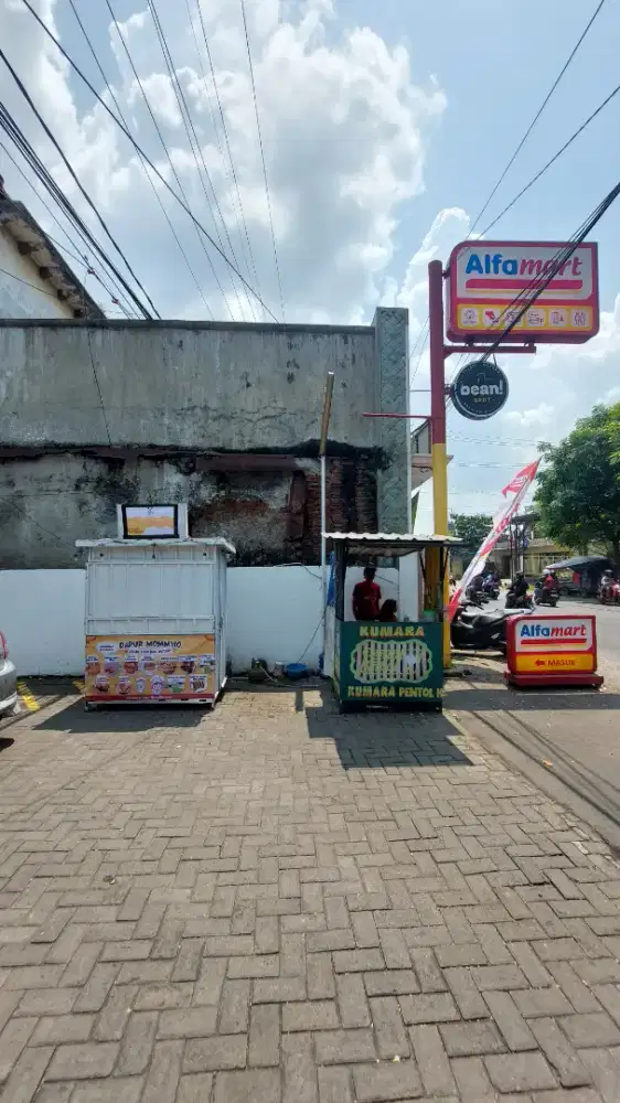 Penjaga Stand Risol dan Lumpia