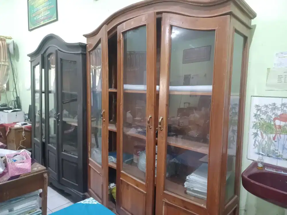 Lemari Kaca Kayu biasa