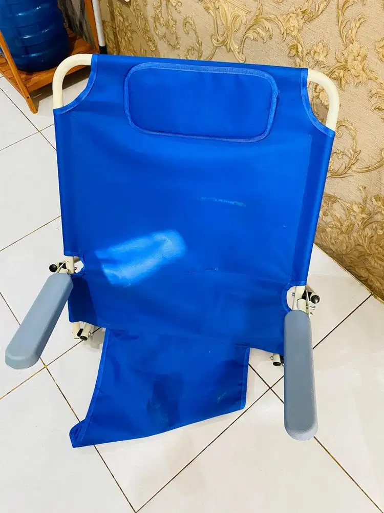 Kursi roda dan tongkat