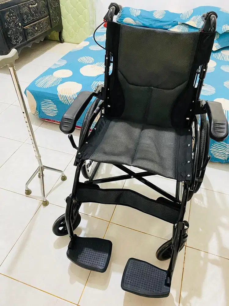 Kursi roda dan tongkat