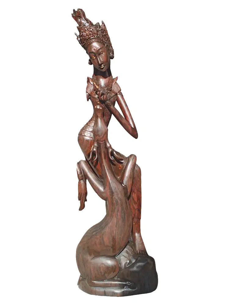 Patung Dewi Ratih bersama seekor rusa. Usia patung 50th