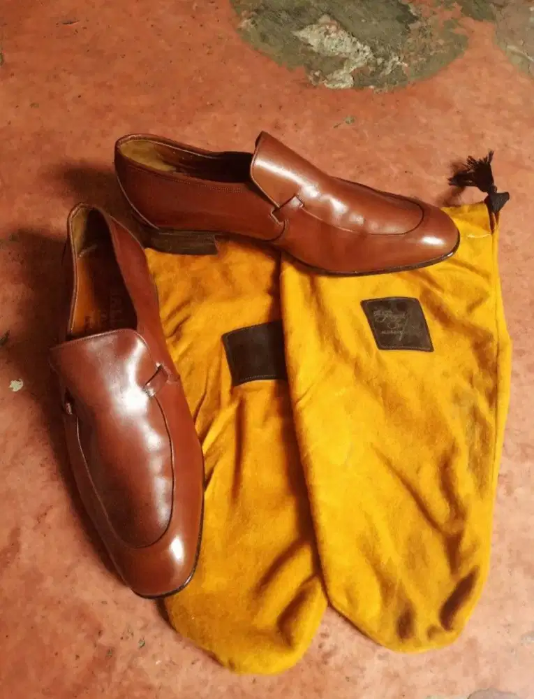 sepatu pantofel berbahan kulit merk Bally international