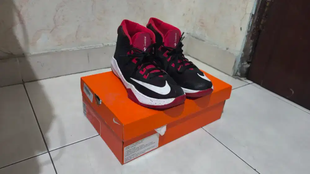 Sepatu Basket Nike Zoom Devosion