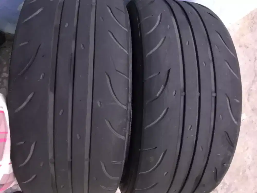 Jual ban mobil 2 pics masih sangat bagus