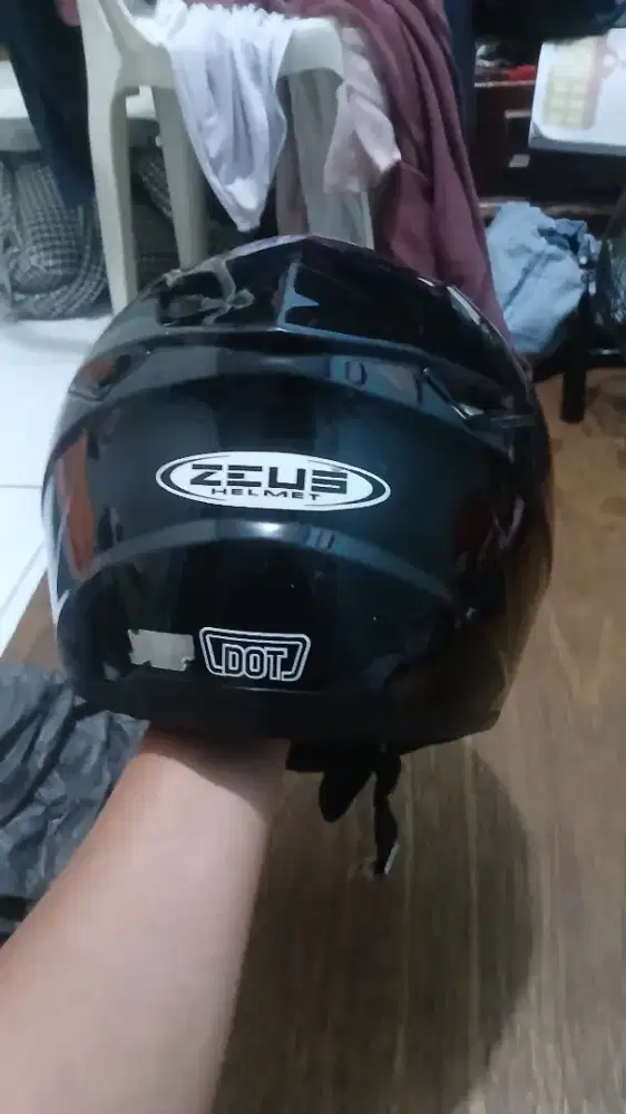 Helm bekas merek zeus