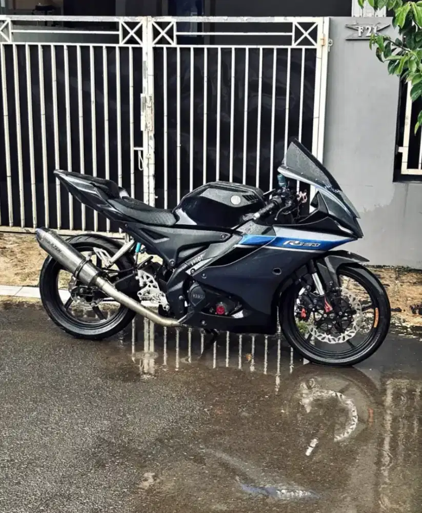 Bismillah mau di jual cepat R15 v3 keadaan full modif mulus terawat..